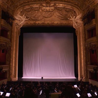 La salle de l'Opéra Comique à Paris quelques minutes avant le début de la captation d'Hippolyte et Aricie de Rameau en novembre 2020