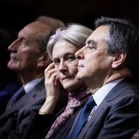 François Fillon (à droite), et son épouse Pénélope (à gauche), participent à un rassemblement avant le second tour de l'élection primaire présidentielle française, le 25 novembre 2016 à Paris