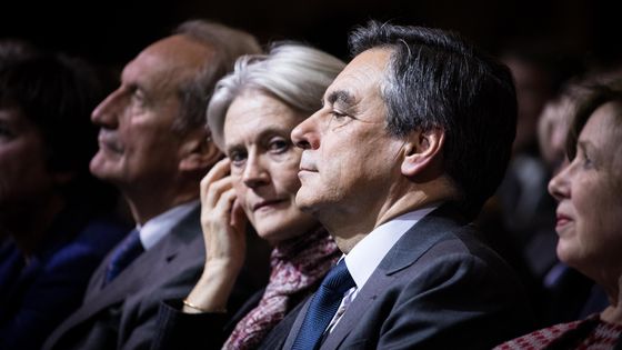 François Fillon (à droite), et son épouse Pénélope (à gauche), participent à un rassemblement avant le second tour de l'élection primaire présidentielle française, le 25 novembre 2016 à Paris ©Getty - Christophe Morin