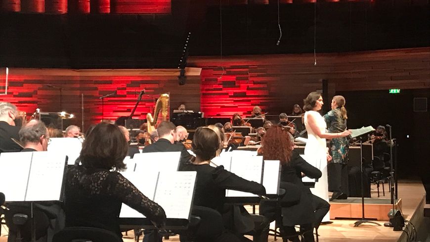 Véronique Gens dans les Chants d'Auvergne de Joseph Canteloube accompagnée par l'Orchestre National de France et Dalia Stassevska le 31 décembre 2020