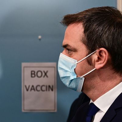 Le ministre de la Santé Olivier Véran à son arrivée au centre de vaccination de l'Hôtel-Dieu à Paris ce lundi 4 janvier 2021