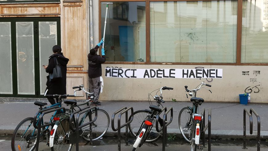 Remerciement à l'actrice Adèle Haenel affiché dans la rue de la Gaîté, à Paris, après la cérémonie des César