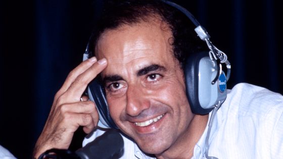 Le journaliste Jean-Pierre Elkabbach à Europe 1, à Paris le 13 septembre 1982, France. ©Getty - Bernard CHARLON/Gamma-Rapho
