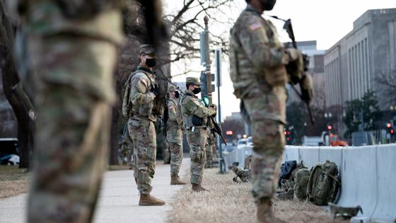 Des militaires américains en faction près du Capitole à Washington le 14 janvier 2021. ©AFP - BRENDAN SMIALOWSKI