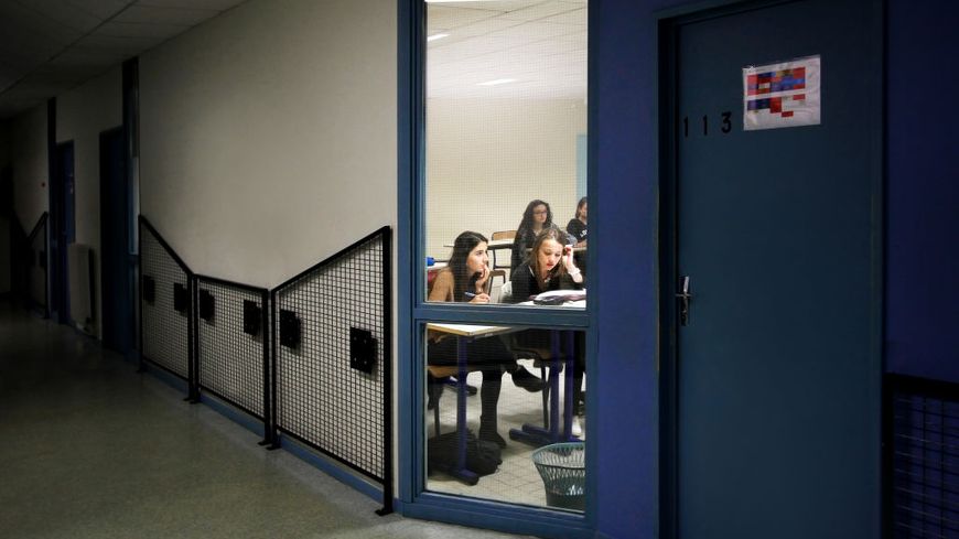 Des étudiantes dans un lycée en Picardie (Vincent LECOMTE / Gamma-Rapho)