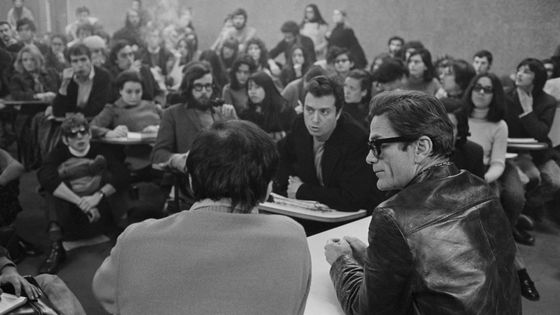 Pier Paolo Pasolini donne une conférence aux étudiants du Centre universitaire expérimental de Vincennes le 26 janvier 1970. ©Getty