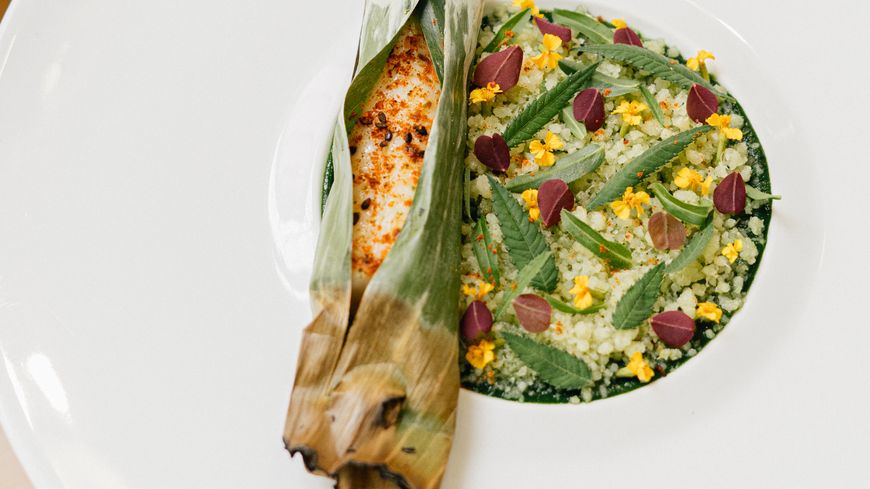 La sole cuite en feuille de bananier, purée d’épinards et quinoa poêlé.