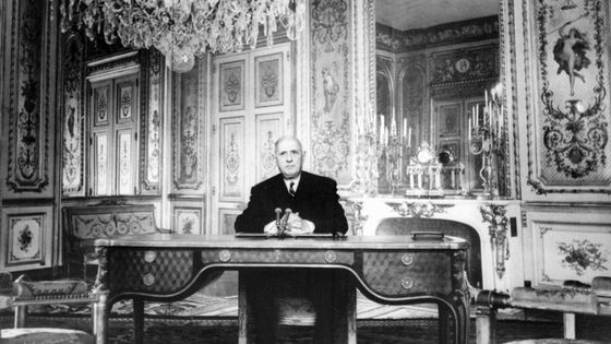 Le président de la République Charles de Gaulle, adresse ses vœux à tous les français pour 1967, dans un message radio-télévisé, le 31 décembre 1966 dans son bureau de l'Elysée. ©AFP - afp