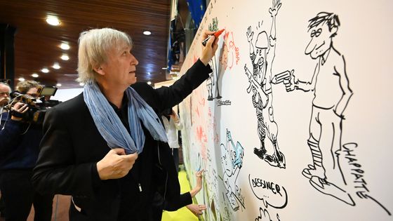 Plantu, qui dessine pour le journal Le Monde depuis 1972, a co-fondé l'association Cartooning For Peace avec Kofi Annan en 2006 ©AFP - FREDERICK FLORIN