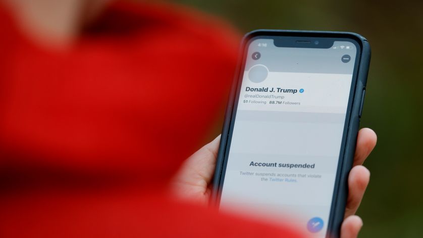Le compte Twitter suspendu du président américain Donald Trump apparaît sur l'écran d'un smartphone, le 8 janvier 2021 à San Anselmo, Californie