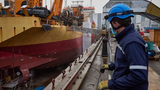 Opération de maintenance sur le dragueur Samuel-de-Champlain, appartenant à la flotte du GIE DRAGAGES-PORTS, sur les Chantiers de l'Atlantique à Saint-Nazaire ©AFP - Mathieu Thomasset / Hans Lucas / Hans Lucas via AFP