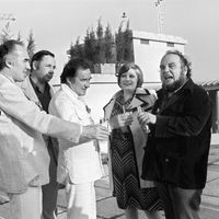 Michel Piccoli trinque avec l'équipe du film "La Grande bouffe" : le réalisateur Marco Ferreri et les acteurs Philippe Noiret, Ugo Tognazzi, Andrea Ferreol au Festival de Cannes 1973.