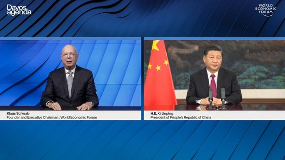 Le fondateur de Forum de Davos, Karl Schwab, donne la parole au président chinois Xi Jinping, le 25 janvier 2021 ©AFP - World Economic Forum (WEF)