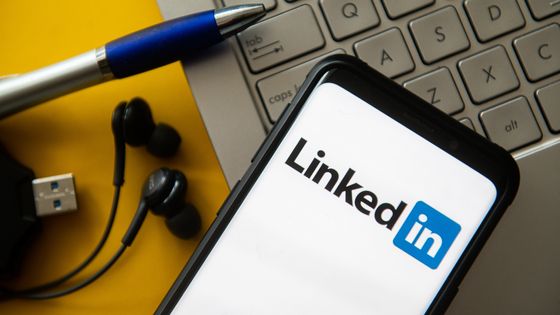 Un smartphone affichant le logo du réseau social professionnel LinkedIn, le 20 octobre 2020 ©Getty - Mateusz Slodkowski