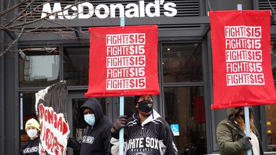 Le 15 janvier à Chicago : campagne nationale de mobilisation pour le salaire minimum à 15 $ de l'heure. La pression sera forte pour faire aboutir certaines promesses symboliques de Joe Biden. ©Getty - Scott Olson