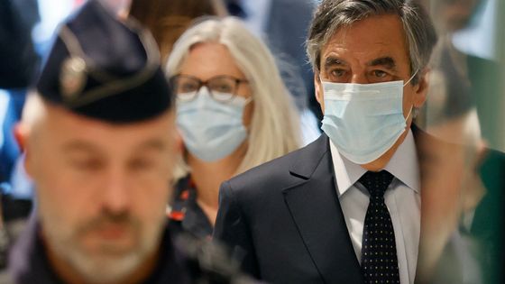François Fillon et son épouse Pénélope Fillon arrivent au palais de justice de Paris le 29 juin 2020 pour le jugement du procès pour détournement de fonds dans le cadre d'une présumée fraude à l'emploi ©AFP - Thomas Samson