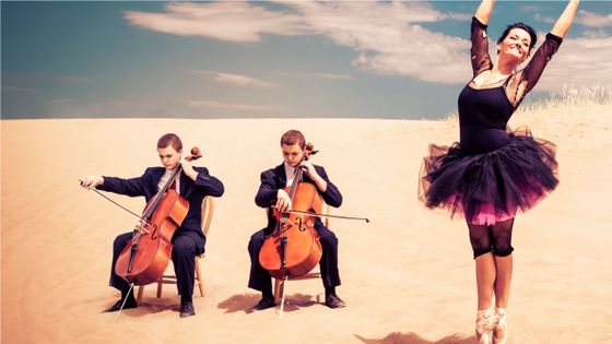 Deux jeunes violoncellistes et une ballerine sur une plage ©Getty - Diane 555
