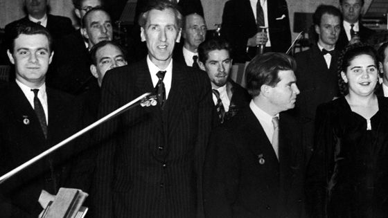 Au 1er plan, le compositeur Dmitri Kabalevski, entouré du violoniste et chef d'orchestre Igor Bezrodny, du pianiste Emil Gilels (profil) et de la soprano Nina Guselnikova, au Royal Festival hall ©Getty - Photo by Brian Seed/The LIFE Images Collection via Getty Images/Getty Images