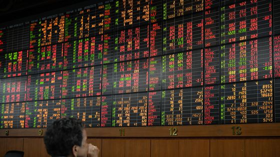 Une investisseuse thaï regarde les indicateurs de la bourse de Bangkok passer au rouge en mars 2020. ©Getty - SOPA Images