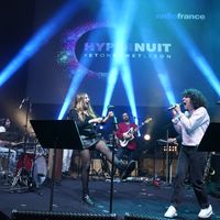 Izîa et PR2B sur la scène du Studio 104 pour une HyperNuit unique de six heures de live, réunissant une centaine d'artistes