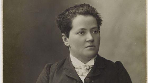 Portrait de Madeleine Pelletier, féministe, anarchiste et médecin (photographie Henri Manuel) vers 1900. - via wikimédia