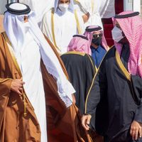 Le prince héritier d'Arabie Saoudite Mohammed Ben Salmane, accueille l'émir du Qatar Tamim ben Hamad Al Thani lors de son arrivée en Arabie Saoudite le 5 janvier 2021 pour le sommet des pays du Golfe.