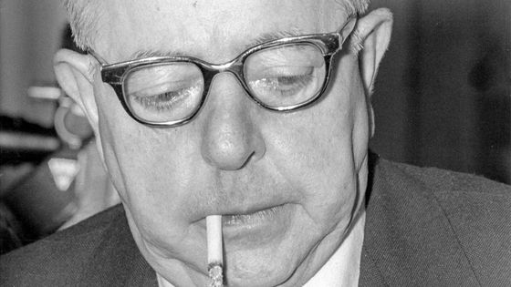 Jacques Prévert fumant une cigarette à Paris dans les années 1960, France. ©Getty - REPORTERS ASSOCIES/Gamma-Rapho