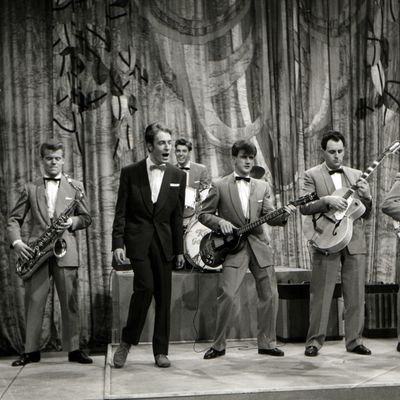 Le compositeur John Barry en scène avec la "John Barry Seven", vers 1960