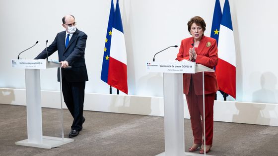 Jean Castex et Roselyne Bachelot lors de la conférence de presse du 14 janvier 2021 annonçant le couvre-feu à 18h ©Maxppp - Alexis Sciard
