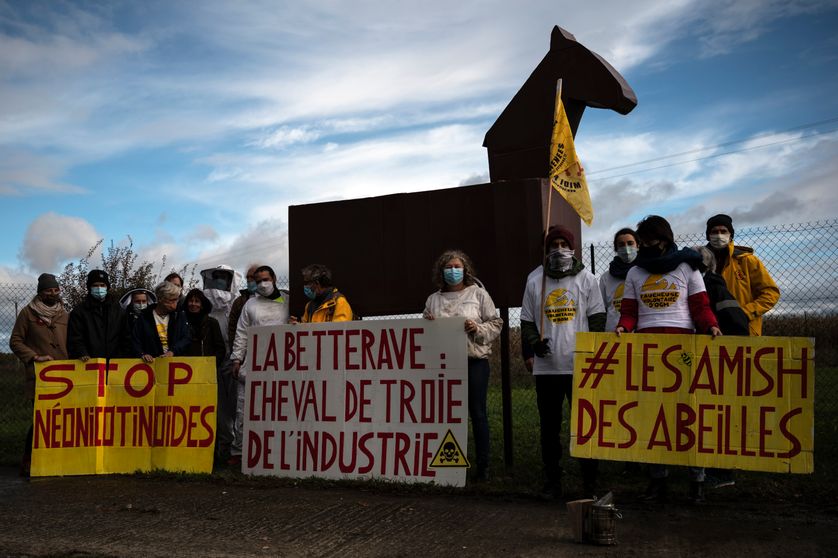 Manifestation à l'entrée d'un site de Bayer pour protester contre le projet de loi permettant la réintroduction temporaire des néonicotinoïdes pour sauver l'industrie de la betterave ; 2020, Monbéqui.