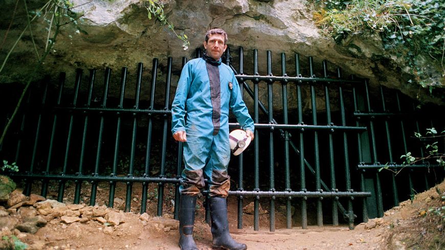 Marc Delluc (décédé en 2017), devant l'entrée de la grotte de Cussac (Dordogne), le spéléologue qui a découvert la grotte en septembre 2000