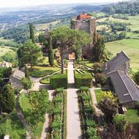 Le jardin du château de Turenne, vue prise du donjon du château. (2020)