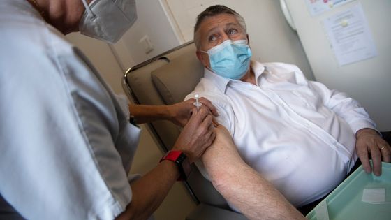 Philippe de Mester, directeur général de l'agence régionale de santé de Provence-Alpes-Côte d'Azur reçoit le vaccin Pfizer-BioNTech Covid-19 à l'hôpital Timone de Marseille. 05/01/22 ©AFP - Christophe SIMON