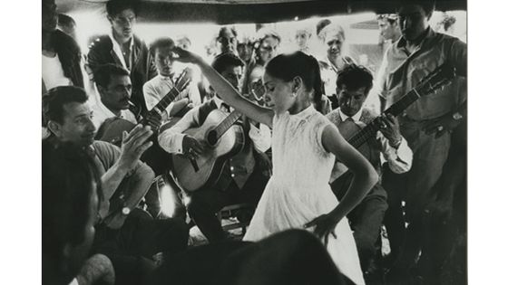 Petite gitane et manitas de plata, Saintes-Maries de la Mer (1954). Tirage gélatino-argentique d'époque réalisé par Sabine Weiss. 23 x 15 cm © Sabine Weiss / Courtesy Les Douches la Galerie, Paris
