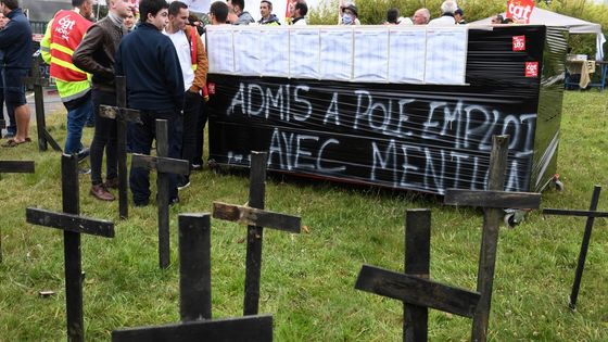 "Admis à Pôle-Emploi avec mention"... Covid ? Comme pour 7500 salariés de Hop! et d'Air France, les plans sociaux et défaillances d'entreprises vont se multiplier cette année. La réforme de l'asurance-chômage qui reprend est au pied du mur. ©AFP - Fred Tanneau