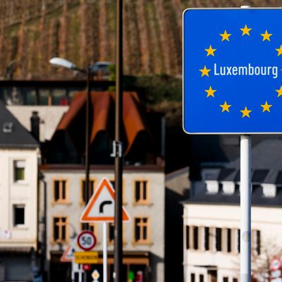 Image d'un panneau routier marquant la frontière luxembourgeoise dans la ville de Schengen (Luxembourg), le 3 novembre 2018