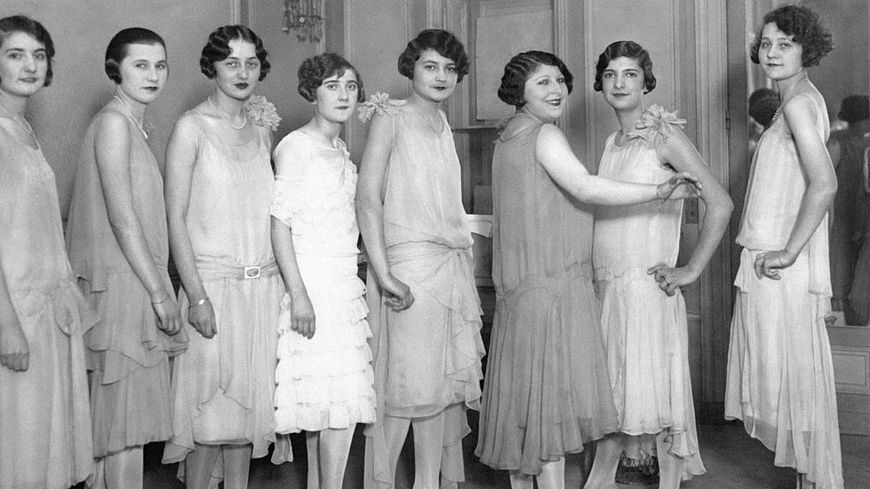 Mannequins, avec des coupes cheveux à la garçonne, présentant des modèles de la collection d'été, circa 1920.