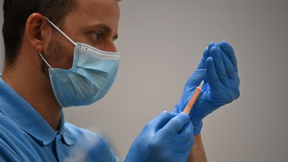 Un soignant prélève une dose du vaccin Oxford / AstraZeneca Covid-19 dans un centre de vaccination de Brighton, dans le sud de l'Angleterre. 26/01/2021 ©AFP - Ben STANSALL