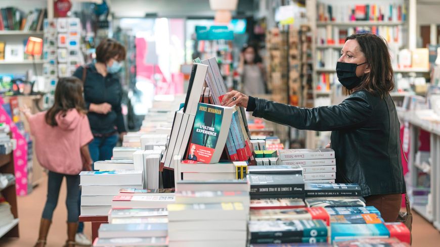Dans la librairie Point Virgule, à Aurillac, le 28 novembre 2020.