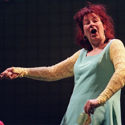 L'actrice Yolande Moreau lors d'une répétition de la pièce écrite par Jérôme Deschamps et Macha Makeieff 'Les Pensionnaires', le 14 mai 1999 au théâtre national de Bretagne à Rennes
