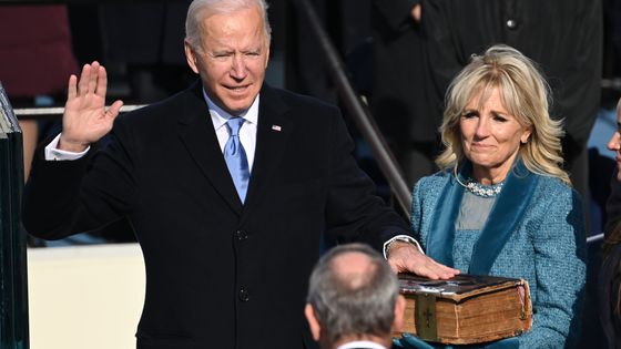 Joe Biden, accompagné de la nouvelle première dame américaine Jill Biden, prête serment en tant que 46e président américain au Capitole, à Washington DC. 20/01/2021 ©AFP - SAUL LOEB