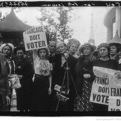 Lors de l'Exposition internationale des arts et techniques à Paris en 1937 : une manifestation pour le droit de vote des femmes françaises. Louise Weiss est derrière le micro.