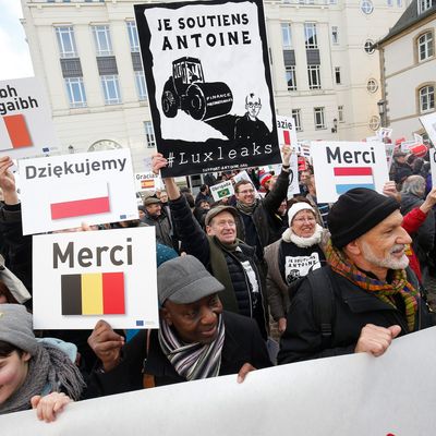 Foule portant des pancartes disant "Merci" dans différentes langues lors d'une manifestation au début du procès d'appel de LuxLeaks Whistleblower, au tribunal pénal de Luxembourg, le 12 décembre 2016.