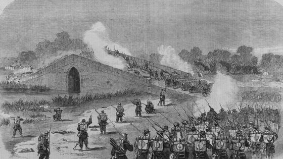 1860: Des soldats de la Légion étrangère française attaquent le pont Pa-Li-Chian à huit milles de Pékin pendant la Seconde Guerre de l'Opium. ©Getty - Hulton Archive