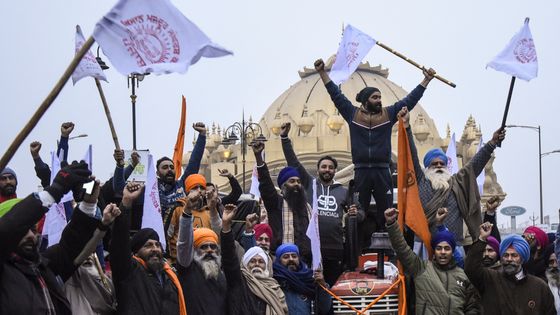 Des agriculteurs indiens partent d'Amritsar pour aller manifester à Delhi contre les nouvelles lois agricoles, le 12 janvier 2021. ©AFP - NARINDER NANU