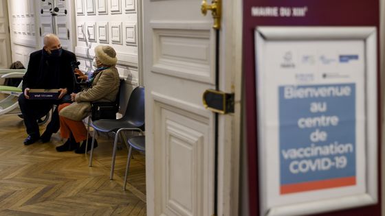 Salle d'attente d'un centre de vaccination dans le XIIIe arrondissement de Paris ©AFP - Thomas Samson