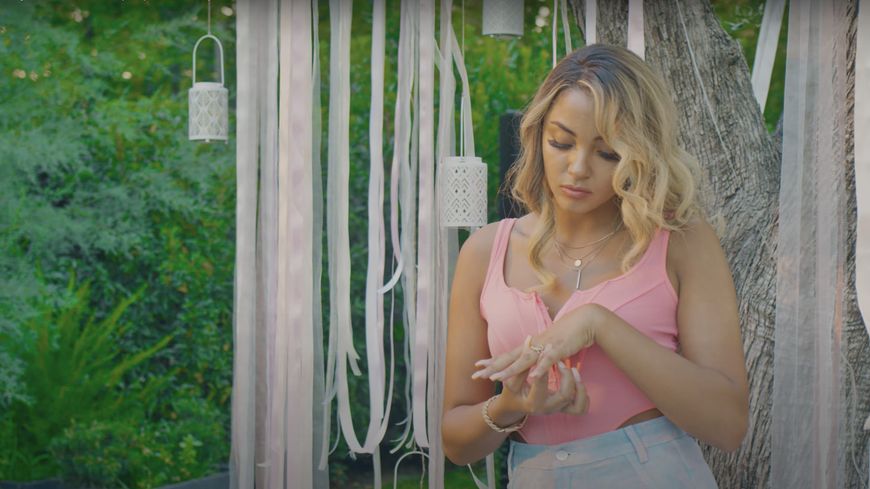 Wejdene dans le clip de "Coco". (réal : S7venEyes / capture d'écran)