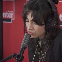 Capture écran de la vidéo : "Mourir sur scène" par Camélia Jordana