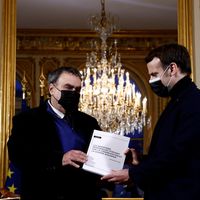 Le président français Emmanuel Macron pose avec l'historien français Benjamin Stora, dans le cadre de la remise d'un rapport sur la colonisation et la guerre d'Algérie au Palais de l'Elysée, à Paris, le 20 janvier 2021.