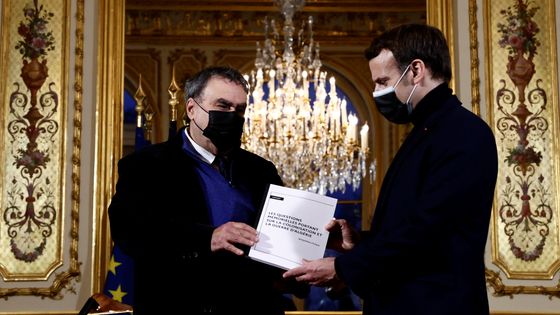 Le président français Emmanuel Macron pose avec l'historien français Benjamin Stora, dans le cadre de la remise d'un rapport sur la colonisation et la guerre d'Algérie au Palais de l'Elysée, à Paris, le 20 janvier 2021. ©AFP - CHRISTIAN HARTMANN / POOL